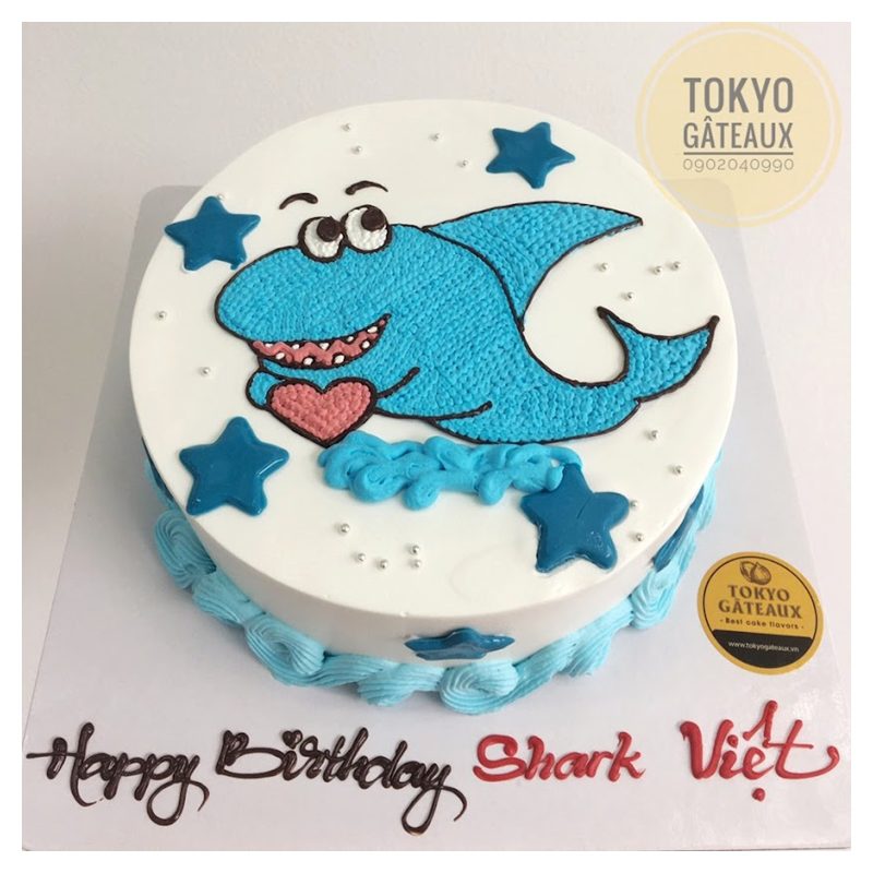 Bánh sinh nhật chú cá mập Tokyo Gateaux: Chiếc bánh sinh nhật chú cá mập Tokyo Gateaux này thực sự làm các bé vô cùng thích thú và bất ngờ. Không chỉ đẹp mắt với thiết kế hình chú cá mập đáng yêu, chiếc bánh còn có vị bơ thơm ngon của nhà Tokyo Gateaux nữa. Một chiếc bánh tuyệt vời để tôn vinh sinh nhật của bé. Bấm vào hình ảnh để xem chi tiết bên trong chiếc bánh nhé!