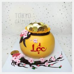 Bánh sinh nhật Hũ vàng bên cành đào