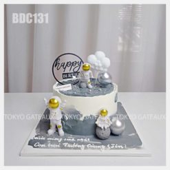 Bánh sinh nhật Du Hành Không Gian